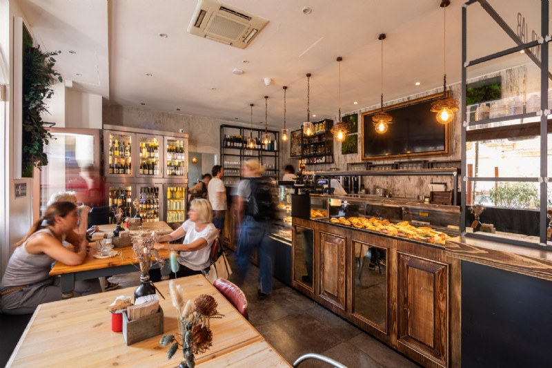 CORNER BAR in the center of Bologna, a stone`s throw from Porta Saragozza